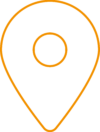 Ein dargestelltes Standort Icon in oranger Farbe auf kariertem Hintergrund.